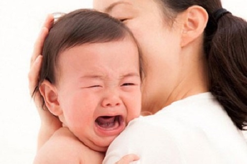 Bi an hien tuong khoc da de o tre so sinh hinh anh