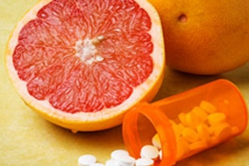 Uong thuoc voi nuoc trai cay ho buoi co the gay chet nguoi? hinh anh