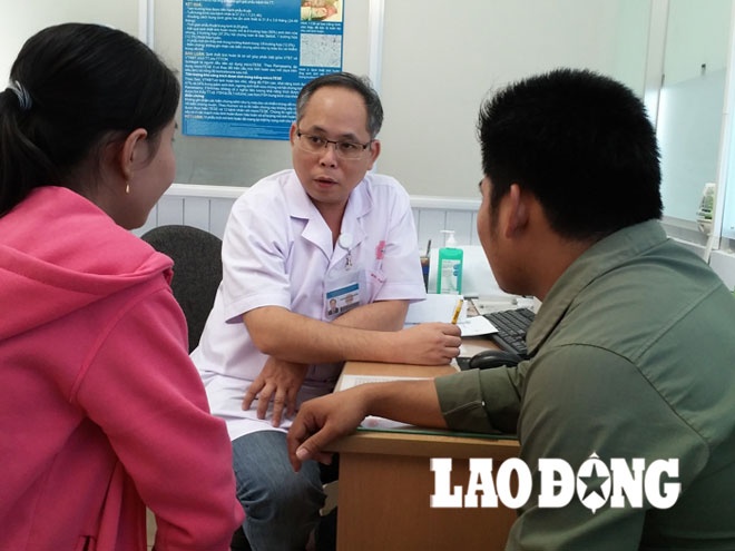 Bác sĩ Mai Bá Tiến Dũng - Trưởng khoa Nam học (Bệnh viện Bình Dân) - đang tư vấn cho một cặp vợ chồng mong con lặn lội từ ngoài Bắc vào điều trị.