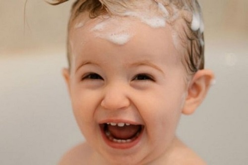 Ly giai tieng cuoi khanh khach cua tre so sinh hinh anh