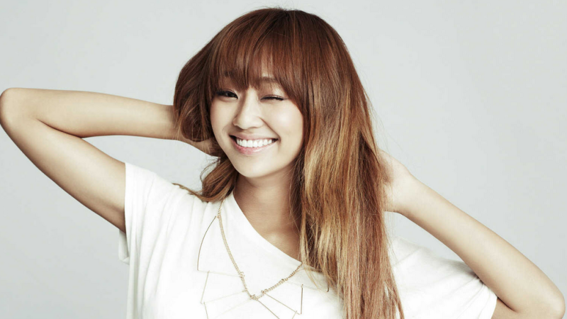 Hyoryn (Sistar): Sở hữu làn da bánh mật khỏe mạnh, không tì vết, thành viên của Sistar sở hữu nét quyến rũ rất riêng trong thế giới K-pop. Bí mật của Hyorin chính là trà omija, một loại trà thảo dược truyền thống của Hàn. Loại trà này được coi là một trong những 