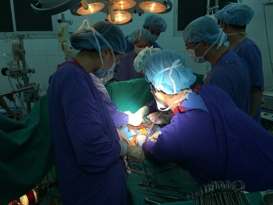 Tại một phòng mổ khác khối gan hỏng của bệnh nhân đã được PGS Nguyễn Tiến Quyết cắt bỏ để đưa lá gan mới vào cơ thể bệnh nhân T.N.H, 59 tuổi, ở Hà Nội. Ngay sau khi bác sĩ Nguyễn Sỹ Lánh, Trưởng Khoa giải phẫu bệnh thông báo tế bào gan đều rất tốt, lá gan được lập tức ghép cho bệnh nhân suy gan giai đoạn cuối.