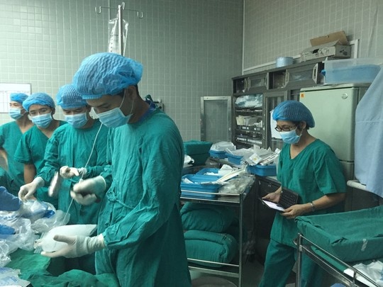 Đập đá để chuẩn bị bảo quản tạng sau khi được đưa ra khỏi ổ bụng.