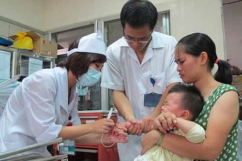 Điều trị cho bệnh nhi bị ngộ độc hóa chất tại khoa Nhi - Bệnh viện Bạch Mai. Ảnh: T.N