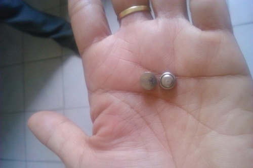Canh bao tre nhet pin long den vao mui hinh anh