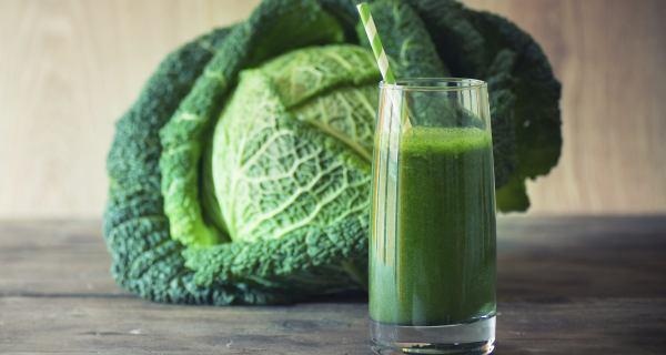 Nước ép bắp cải: Cải bắp rất giàu chất xơ, giúp bạn ăn ít và no lâu hơn. Với nồng độ vitamin C và anthocyanins cao, nước ép bắp cải có thể làm giảm nguy cơ phát triển bệnh tiểu đường và hạn chế cơn thèm ăn mặn và ngọt. Trong thực tế, Bộ Nông nghiệp Mỹ cũng khuyến khích bạn nên uống một cốc nước ép bắp cải mỗi ngày thay thế cho 1/3 lượng rau cần thiết cho cơ thể.