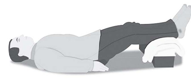 Đặt nạn nhân nằm ngửa, nâng cao chân.