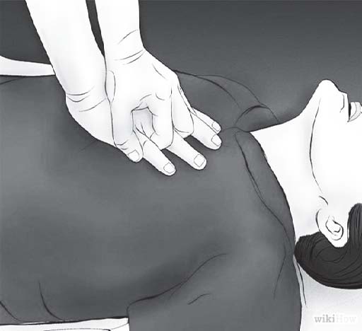 Hồi sức tim phổi nếu người bị nạn bất tỉnh.