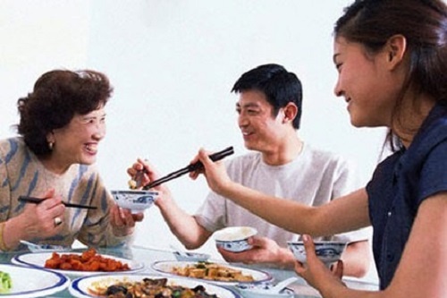 Gap thuc an cho nhau tang vi khuan chet nguoi hinh anh