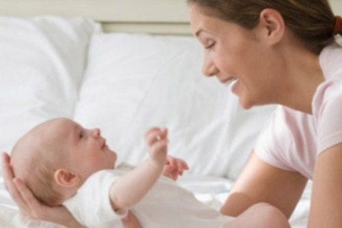 Cham soc tre so sinh khi troi lanh hinh anh