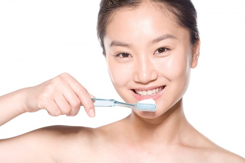 Nhung sai lam ky quac khi danh rang hinh anh