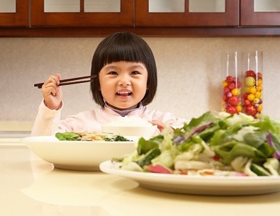 Tăng cường rau xanh giúp trẻ tránh táo bón.