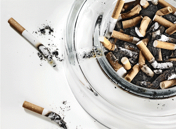 Hút thuốc là thói quen xấu ảnh hưởng nghiêm trọng tới sức khỏe của nam giới. Ảnh: Mensfitness.