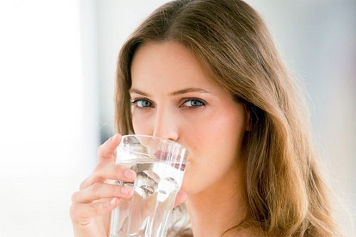 Nhung sai lam nghiem trong khi uong nuoc can loai bo hinh anh