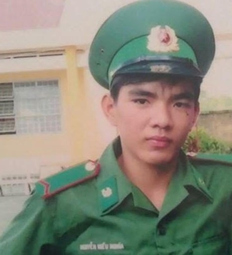Anh Nghĩa khi mới nhập ngũ, khuôn mặt chưa bị lão hóa. Ảnh: Thanh niên. - See more at: http://m.vtc.vn/bi-an-can-benh-nguoi-tre-bien-thanh-ong-ba-lao-chuyen-gia-ly-giai.321.577287.htm#sthash.AD4hyAB1.dpuf