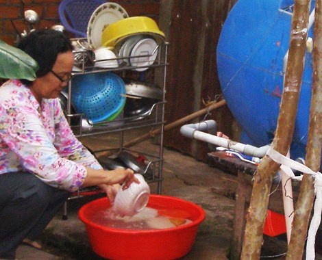 Nhiều hộ dân ở TP.HCM vẫn còn sử dụng nước nhiễm khuẩn. Ảnh: TRẦN NGỌC