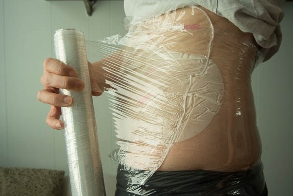 Nhiều người tin rằng có thể giảm mỡ bụng bằng cách quấn ni lông.