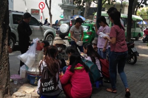 Hiem hoa tu bua an trua cua sinh vien hinh anh