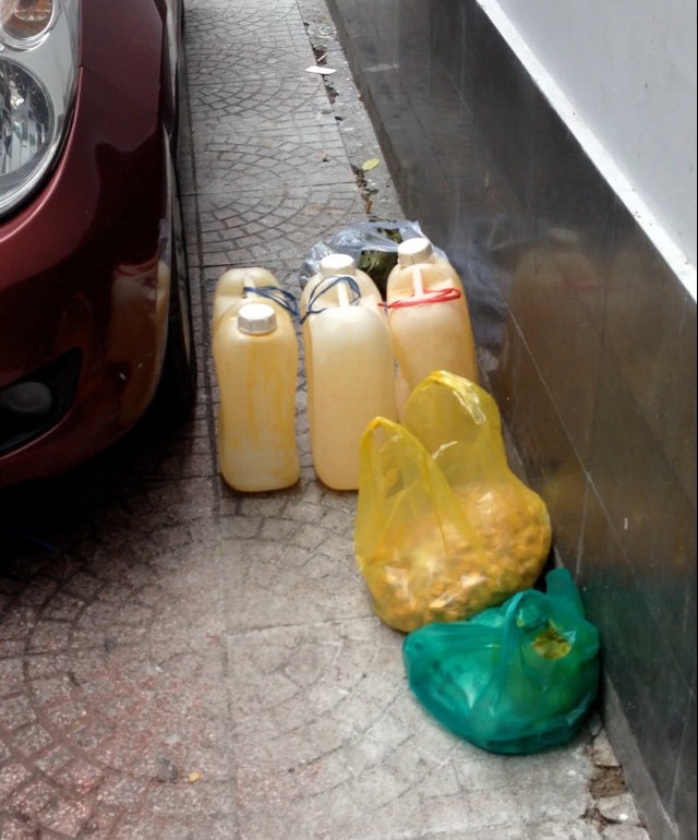 Can nhựa đựng nước lèo và những bịch đồ ăn nằm dưới mặt đất - Ảnh: MH