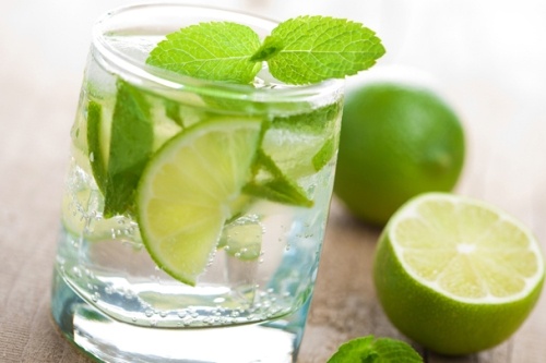 Tac hai khi uong qua nhieu nuoc chanh hinh anh