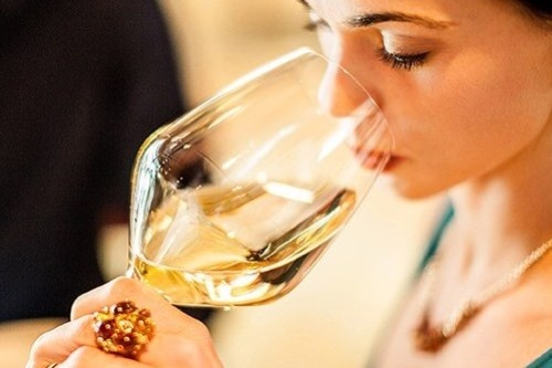 Su tan pha dang so cua ruou ban khong the bo qua hinh anh