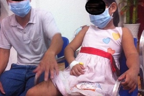 Be gai 7 tuoi mac benh hiem 20 nam moi thay hinh anh