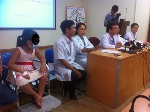 Bé V. và các bác sĩ đang trao đổi với báo chí. Ảnh: Quốc Ngọc