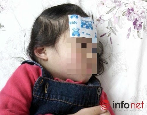 Nhiều phụ huynh xem việc dùng miếng dán hạ sốt cho bé là việc làm thường xuyên