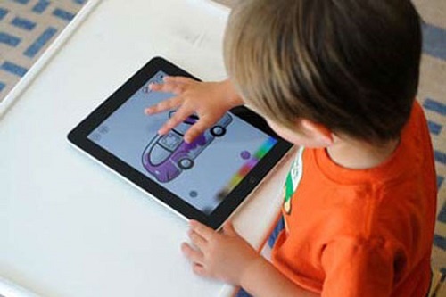 Nhieu nguy hai khi be choi smartphone hinh anh