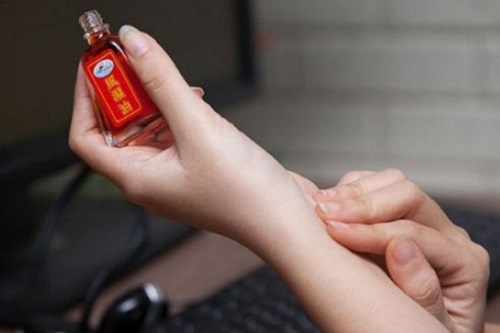 Dùng dầu gió sai cách có thể nguy hiểm tính mạng. Ảnh minh họa