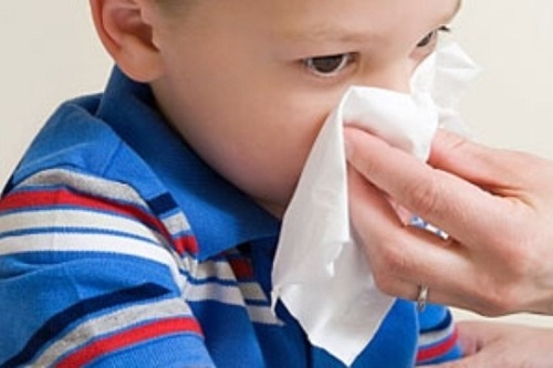 Nen va khong nen lam gi khi tre chay mau cam? hinh anh