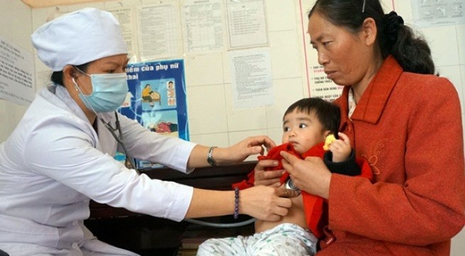 Nên cho trẻ đi tiêm chủng phòng dịch bệnh xảy ra.