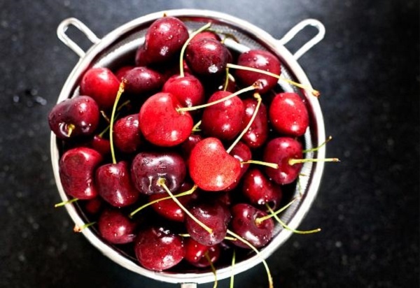 2. Quả cherry: Cherry có nhiều dưỡng chất tốt cho sức khỏe, tuy nhiên hạt của nó lại chứa các hợp chất cyanogenic, có thể biến thành cyanide nếu bị nghiền nát. Nó có thể gây độc, khiến bạn tử vong ngay nếu nuốt phải. Một số loại quả như mận, mơ cũng có tác hại tương tự.
