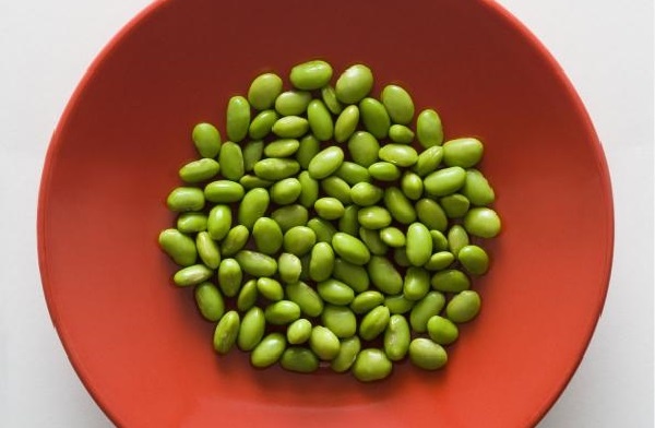 7. Đậu lima: Đậu lima là thực phẩm có giá trị cho sức khỏe bởi chúng chứa hàm lượng cao protein, chất xơ, khoáng chất, carbs phức hợp, trong khi hàm lượng chất béo và cholesterol thấp. Tuy nhiên, chúng lại chứa linamarin, khi tiêu thụ, sẽ phân hủy thành chất hóa học độc hại hydrogen cyanide, có thể gây chết người. Nếu thực sự thích món ăn này, bạn cần nấu kỹ lưỡng trên nhiệt độ cao ít nhất 10 phút và để ráo nước.