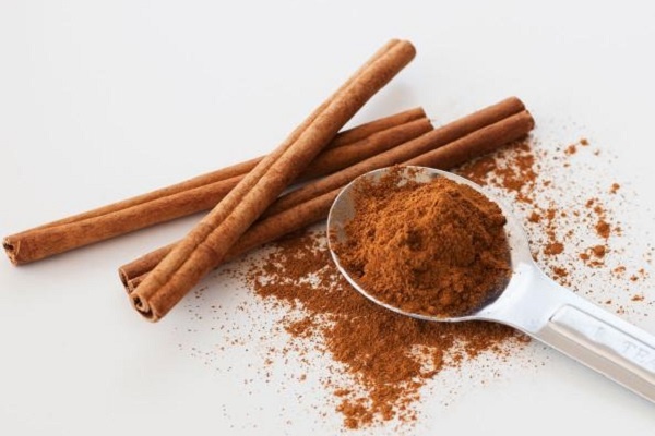 8. Quế: Quế chứa coumarin, nếu tiêu thụ quá nhiều sẽ gây ung thư hoặc ngộ độc gan. Các chuyên gia dinh dưỡng khuyên chỉ nên tiêu thụ 2 g quế mỗi ngày.