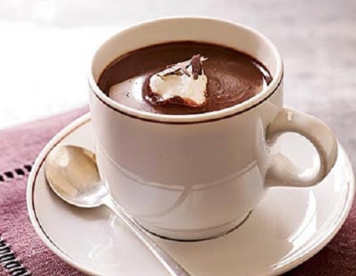 Chocolate nóng: Một cốc ca cao nóng là cách thư giãn tuyệt vời, giúp bạn giữ ấm cơ thể trong những ngày lạnh giá. Thêm một chút chocolate đen vào chế độ ăn uống của bạn cũng giúp tăng cường sức khỏe. Món ăn ngọt ngào này chứa flavonoid, một chất chống oxy hóa cực mạnh có khả năng giảm bớt tác hại của các gốc tự do - nguy cơ tiềm ẩn gây ra bệnh ung thư và bệnh tim mạch. Ảnh: Health.