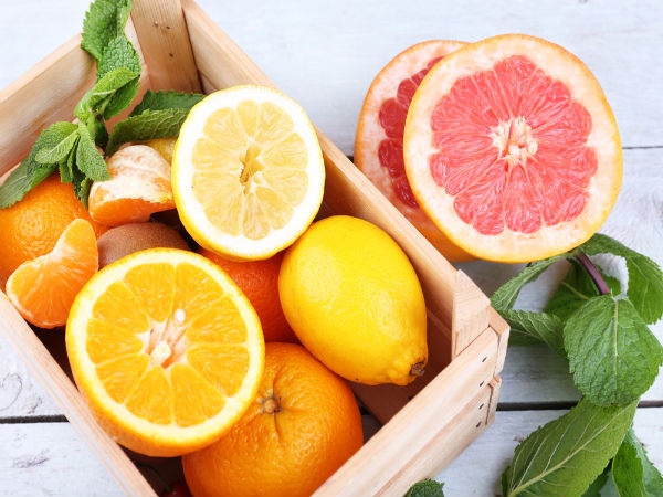 Trái cây họ cam quýt: Những trái cây họ cam quýt rất giàu vitamin C, cung cấp các chất dinh dưỡng và flavonoid chống lại bệnh tật. Điều này sẽ thúc đẩy cholesterol tốt và loại bỏ những chất độc hại ra khỏi cơ thể. Ảnh: Boldsky.