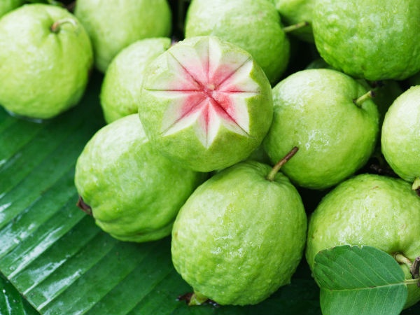 Ổi: Ổi rất giàu vitamin C, do đó có thể tăng cường khả năng miễn dịch cho cơ thể. Kali và magiê trong ổi cũng rất tốt cho cơ thể, giúp bạn luôn ấm áp trong suốt mùa đông. Ảnh: Boldsky.