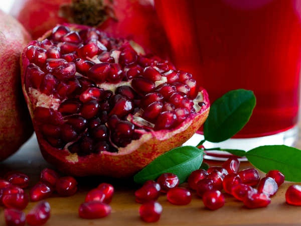 Quả lựu: Lựu là một nguồn giàu chất chống oxy hóa, sắt, polyphenol và Vitamin C. Chúng có thể kiểm soát được cơn sốt và cung cấp năng lượng tuyệt vời cho cơ thể trong mùa đông lạnh. Lựu làm tăng lưu lượng máu và lưu thông những động mạch bị chặn. Ảnh: Boldsky.