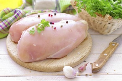 Bạn nên nấu chín thịt gà để tránh bị nhiễm độc.