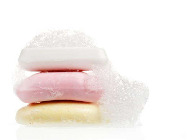 Xà phòng kháng khuẩn và khử trùng thì không tốt cho sức khỏe của bạn nếu bạn luôn luôn sử dụng vì chúng chứa triclosan. Nó có thể gây ra nhiều vấn đề về sức khỏe như rối loạn chức năng tuyến giáp, tăng cân, mất cân bằng nội tiết tố, kháng kháng sinh, và họ cũng có thể cản trở sự phát triển của thai nhi ở phụ nữ mang thai .