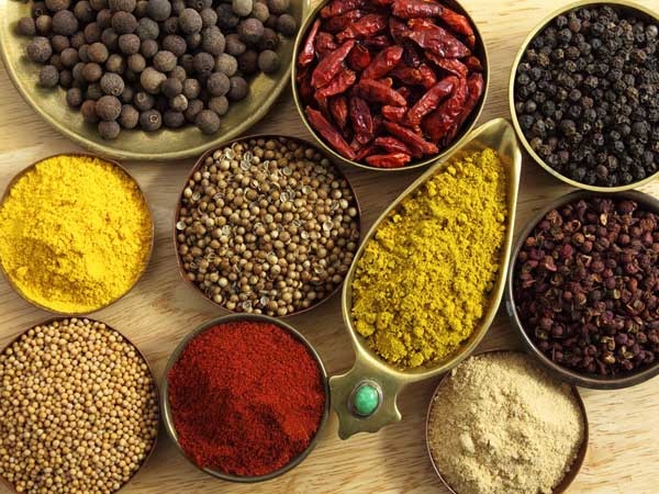 Dầu bị ôi thiu Và Gia vị để lâu Gia vị và dầu ăn  là tốt cho sức khỏe của bạn. Tuy nhiên, chúng phải được sử dụng khi còn mới. Tàng trữ dầu và gia vị trong một thời gian dài có thể khiến nhiều vi trùng phát triển , mà sau này có thể được truyền bên trong cơ thể khi bạn sử dụng chúng. Ngoài ra, trong dầu bị ôi, các axit béo rất có hại cho sức khỏe của bạn.