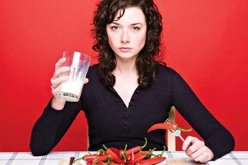 Uong nuoc sau khi an cay la sai lam hinh anh