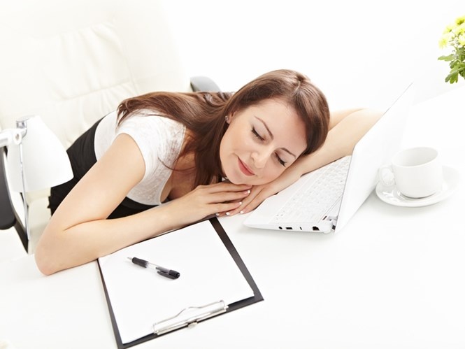 5 quan diem sai lam ve giac ngu trua ban nen loai bo hinh anh