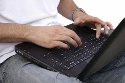 Nhung tac hai khi dat may tinh truc tiep len dui hinh anh