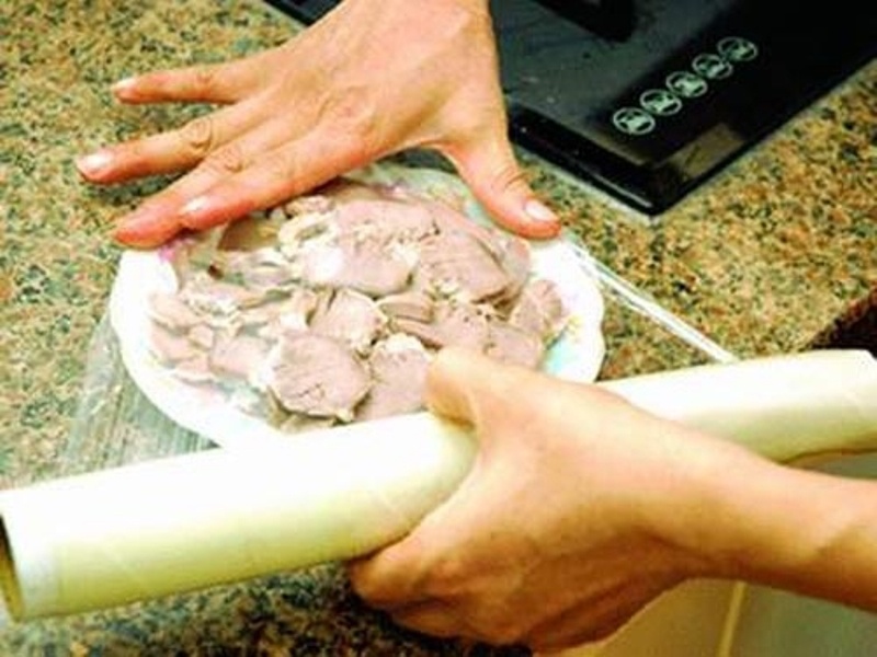 Sai lam can tranh khi dung mang boc thuc pham trong ngay Tet hinh anh