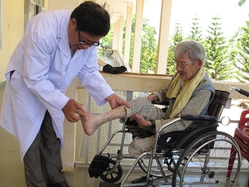 Nhung bac si di tim benh nhan hinh anh