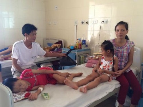 Dua tre niu tay cau xin duoc chua benh va nuoc mat bac si hinh anh