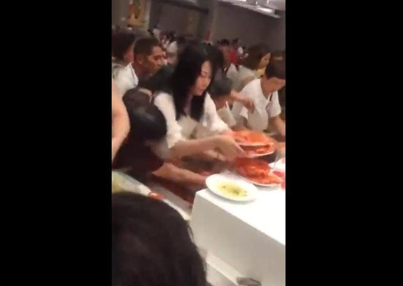 Du khach Trung Quoc tranh nhau an tom o Thai Lan bi chi trich hinh anh