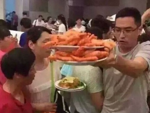 Du khach Trung Quoc bi chi trich vi tranh an tom o Thai Lan hinh anh